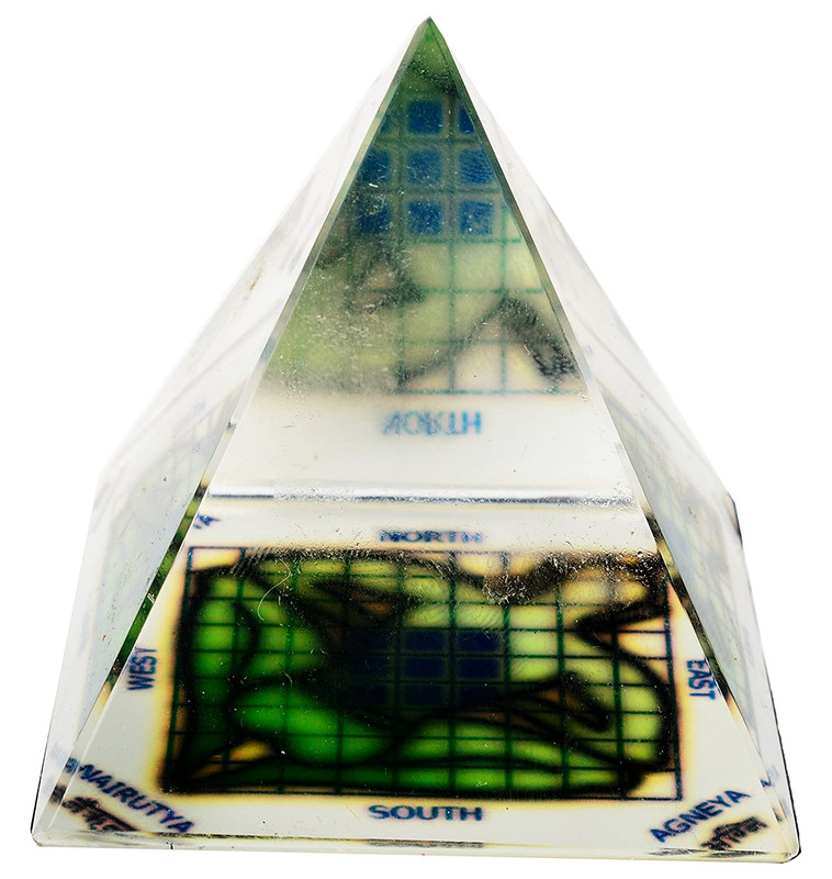 Glass Vastu Pyramid for showpiece (6 x 6 x 6 cm).