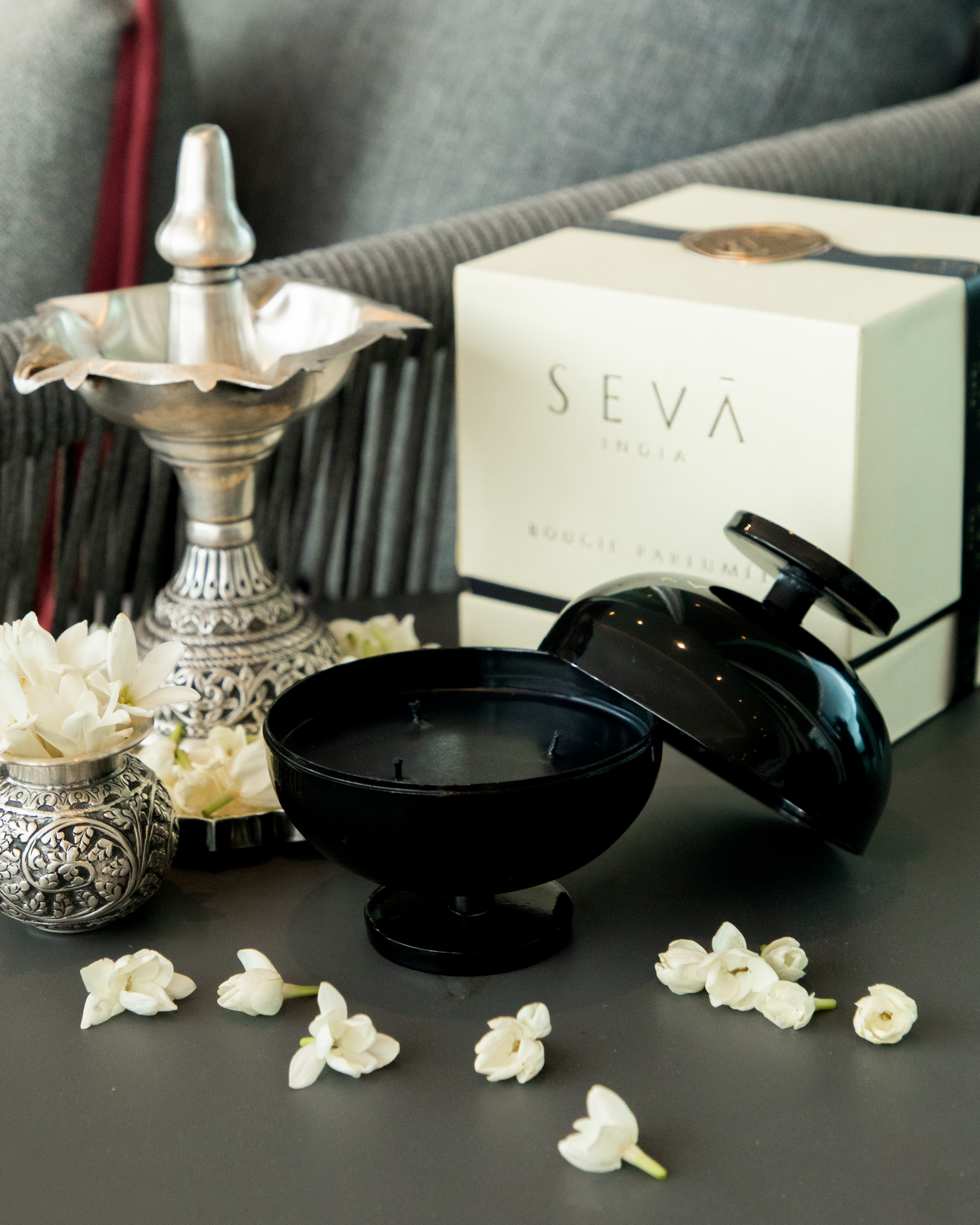 Oasis Midnight Candle – Noir Scented Elegance in Sculpted Black
