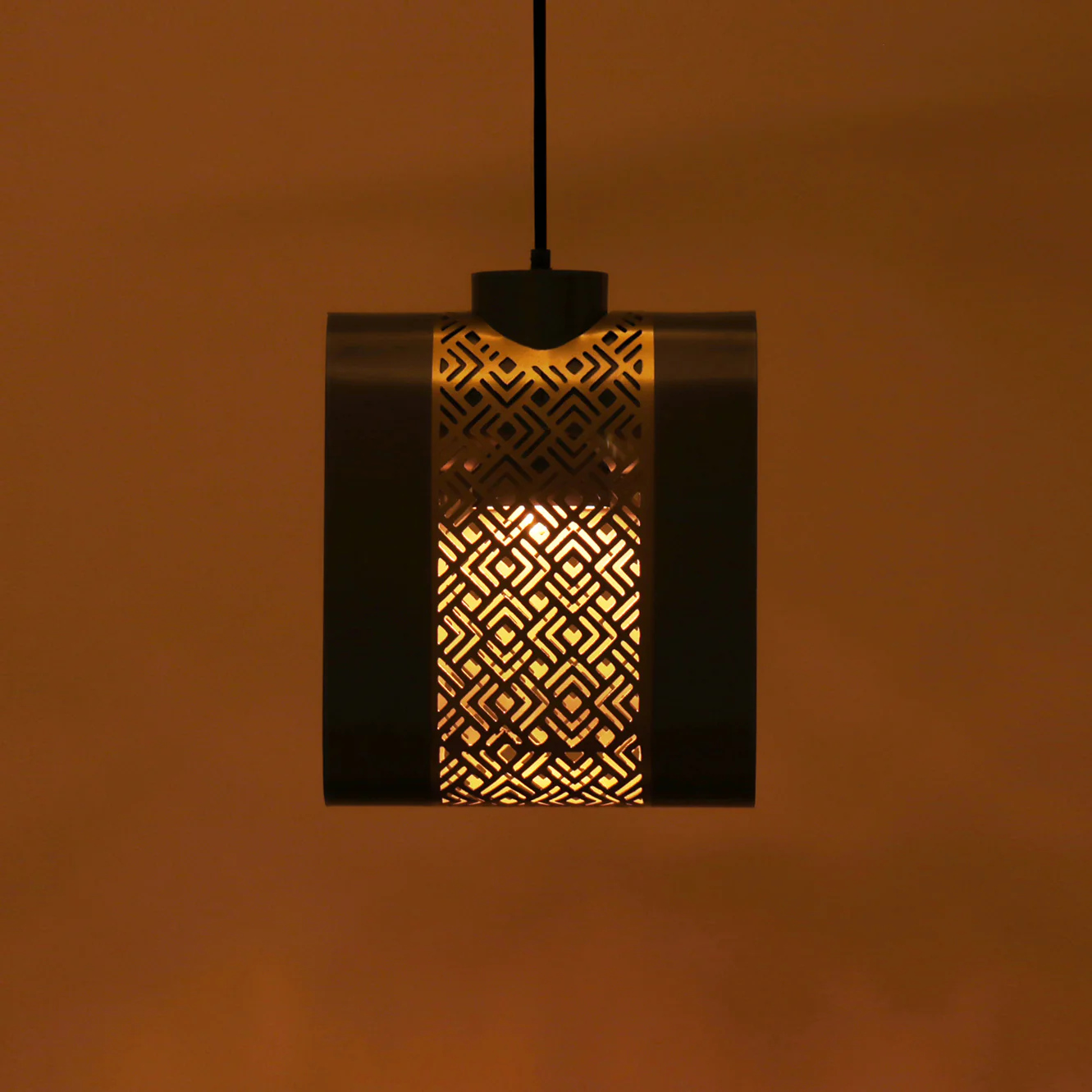 Arin Mesh Wide Hanging Elegant Iron Base & Eclectic Design