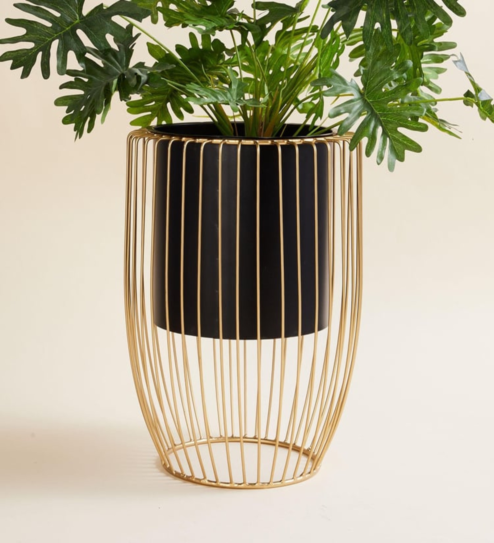 Black & Gold Decorative Floor Planter Pot with Stand Indoor Outdoor Plant Stand with Planter Pot Home & Décor,Black & Gold